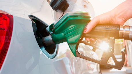 Yrittäjä tankkaamassa firman autoa ABC-asemalla